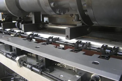 Aluminium automatique horizontal rotatoire emboutissant la machine de découpage 750 x 560mm