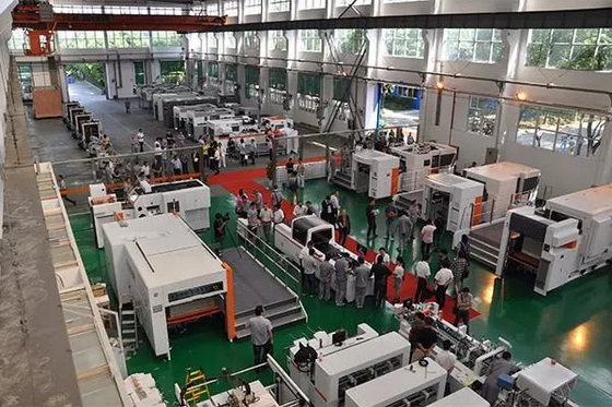 Aluminium thermique automatique emboutissant la machine de découpage avec la lame en acier