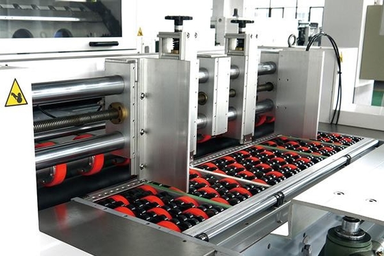 Machine de découpage de boîte ondulée complètement automatique avec le dépouillement