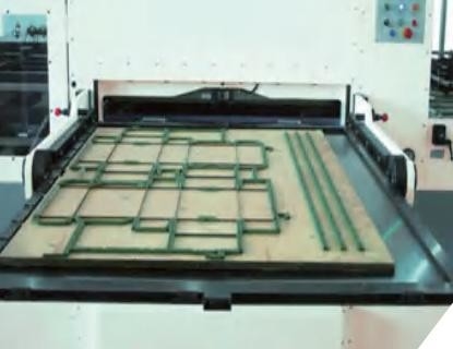 Machine de découpage de boîte ondulée automatique de 1650 x de 1200mm avec le dépouillement