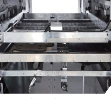 Aluminium automatique de 1650 x de 1200mm emboutissant la machine de découpage avec le dépouillement