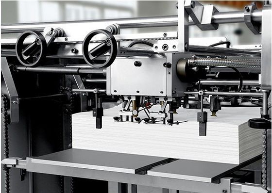 180-350gm feuille carré fond de sac de papier de magasinage machine de formage avec trous de poignée