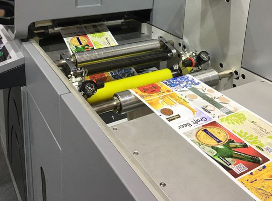 Imprimante numérique à jet d'encre avec étiquetage à la feuille de vernis UV Vitesse d'impression maximale de 50 m/min
