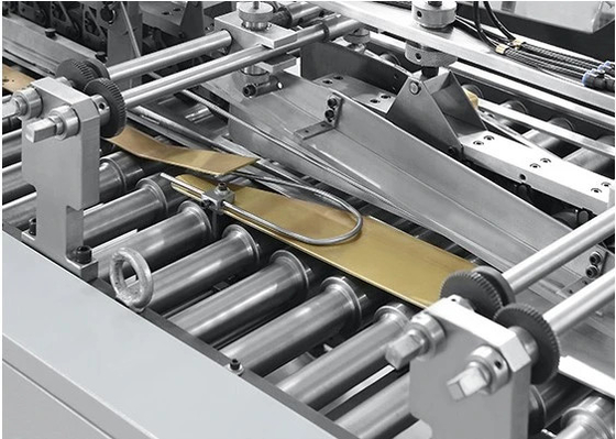 Machine de fabrication de boîtes en carton avec contrôle servo pour une précision accrue