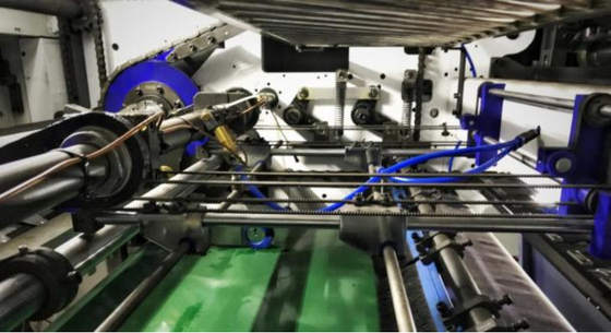 Machine automatique de découpe et de creusement à la matrice avec dispositif de décapage automatique