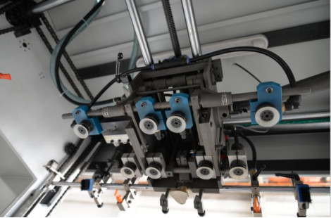Machine automatique de découpe et de creusement à matrices plates pour le carton