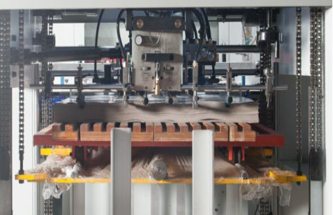 Machine automatique de découpe et de creusement à matrices plates pour le carton