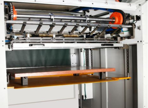 Machine automatique de découpe et de creusement à matrices plates pour le carton