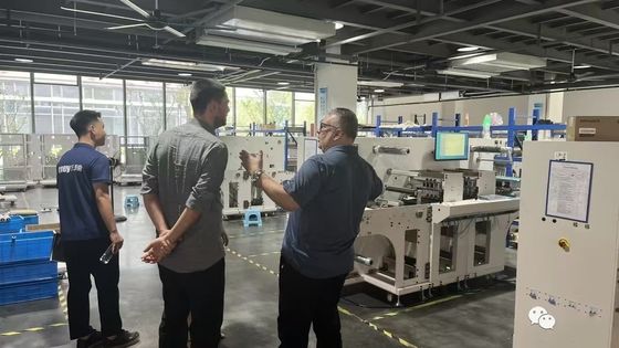 Coupeuse à découpe laser numérique à rouleaux à feuille avec vitesse de coupe maximale de 27 m/min et largeur maximale d'étiquette de 330 mm