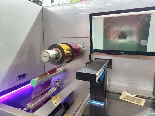 Machine d'impression et d'estampage de feuille pour les étiquettes numériques