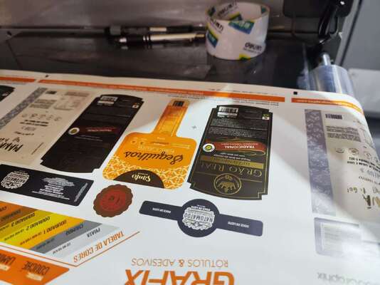 Machine d'impression et de laminage à froid de vernis UV à rotation numérique