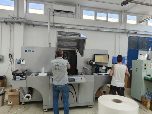 Machine de finition numérique roll-to-roll pour étiquettes avec une vitesse de 60 sacs/min et une largeur de sac de 120-450mm pour l'estampage numérique à chaud