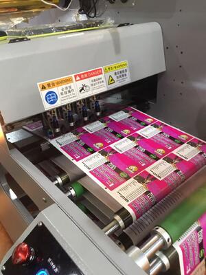 Imprimante et finisseuse d'étiquettes numériques IQ330 avec une résolution de 1440*360 dpi, une vitesse de 50 m par minute et un séchage UV LED