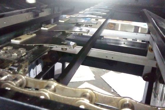Dépouillement masquant la machine de découpage à plat pour graver de Carboard