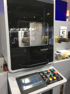 Machine d'impression d'étiquettes numériques pour l'estampage et le vernis des feuilles d'étiquettes en rouleau à rouleau