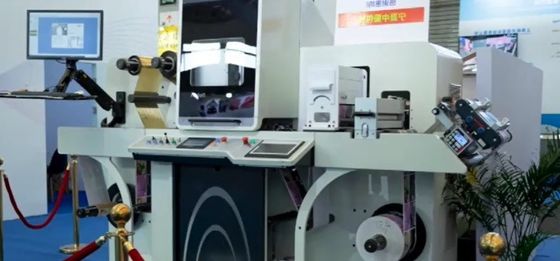 Machine d'impression d'étiquettes numériques pour l'estampage et le vernis des feuilles d'étiquettes en rouleau à rouleau