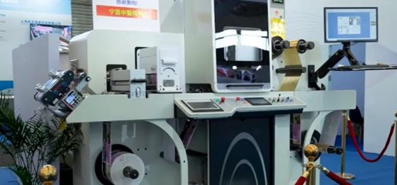 Aluminium de Digital emboutissant vernissant la machine de amélioration de label avec l'effet 3D brillant