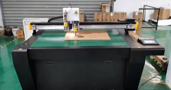 ECOO 1316 Coupeuse numérique à planche pour différents panneaux ondulés