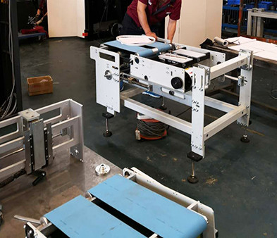 Machine à relier les livres à empileur de compensation de piqûre à cheval